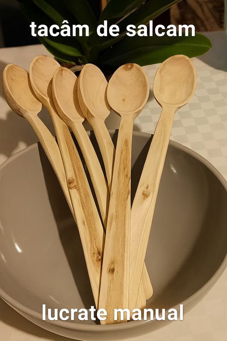 Linguri din lemn lucrate manual