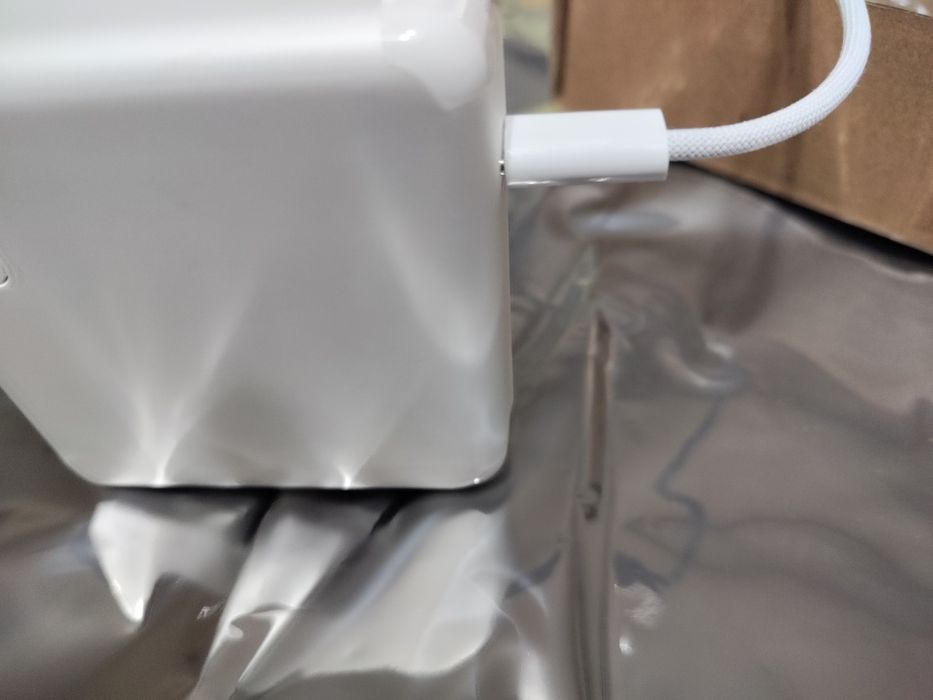 Продавам ново зарядно за MacBook -  96 W USB C MagSafe 3