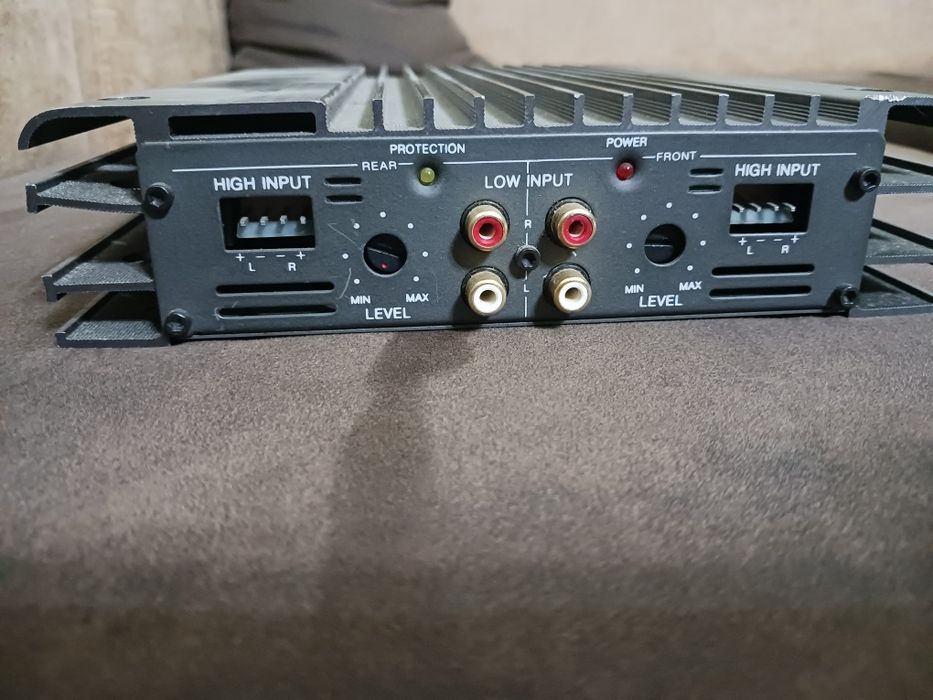 Продавам аудио усилвател за кола