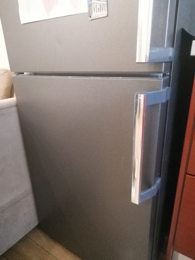 Продавам комбиниран хладилник ARISTON Hotpoint XH9 T2Z , 369 л, A++