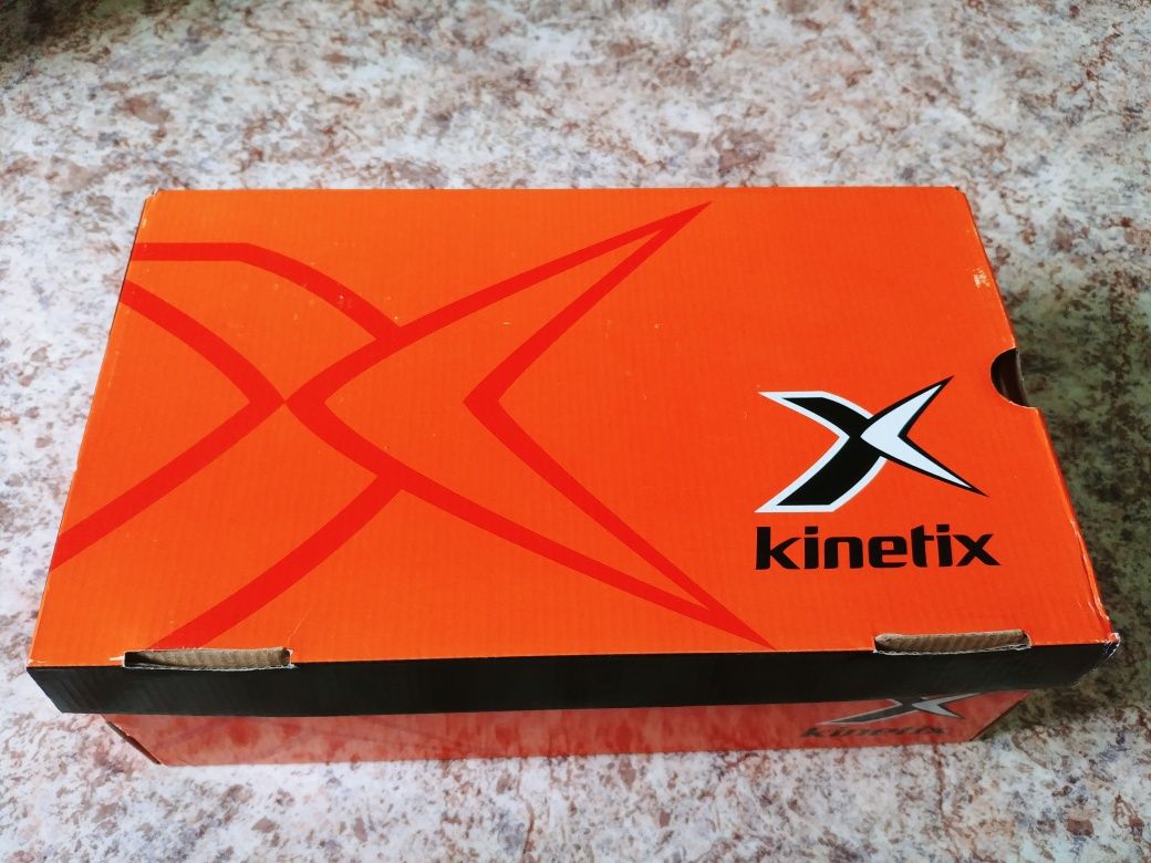 Продаю мужские кроссовки фирмы Kinetix