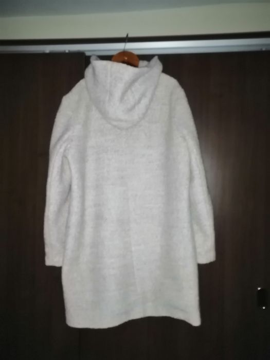 Vând FF urgent haina de stofa , crem, cu gluga , starefbuna