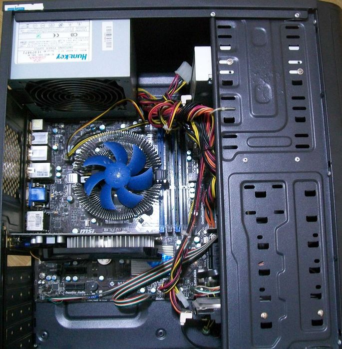 Продам компьютер Core i3. В комплекте монитор, мышка, клавиатура.