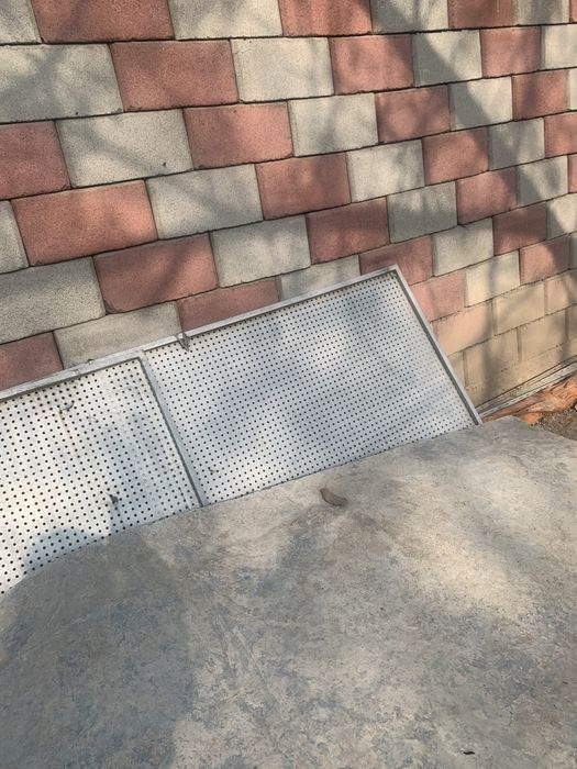 Ветрина металлическая в хорошем состоянии