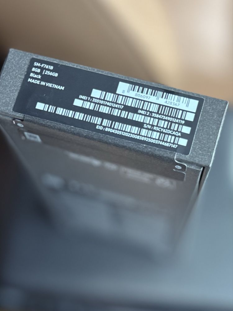 ЧИСТО НОВ! Samsung Galaxy Z Flip FE 256 GB 5G Black 2г гаранция