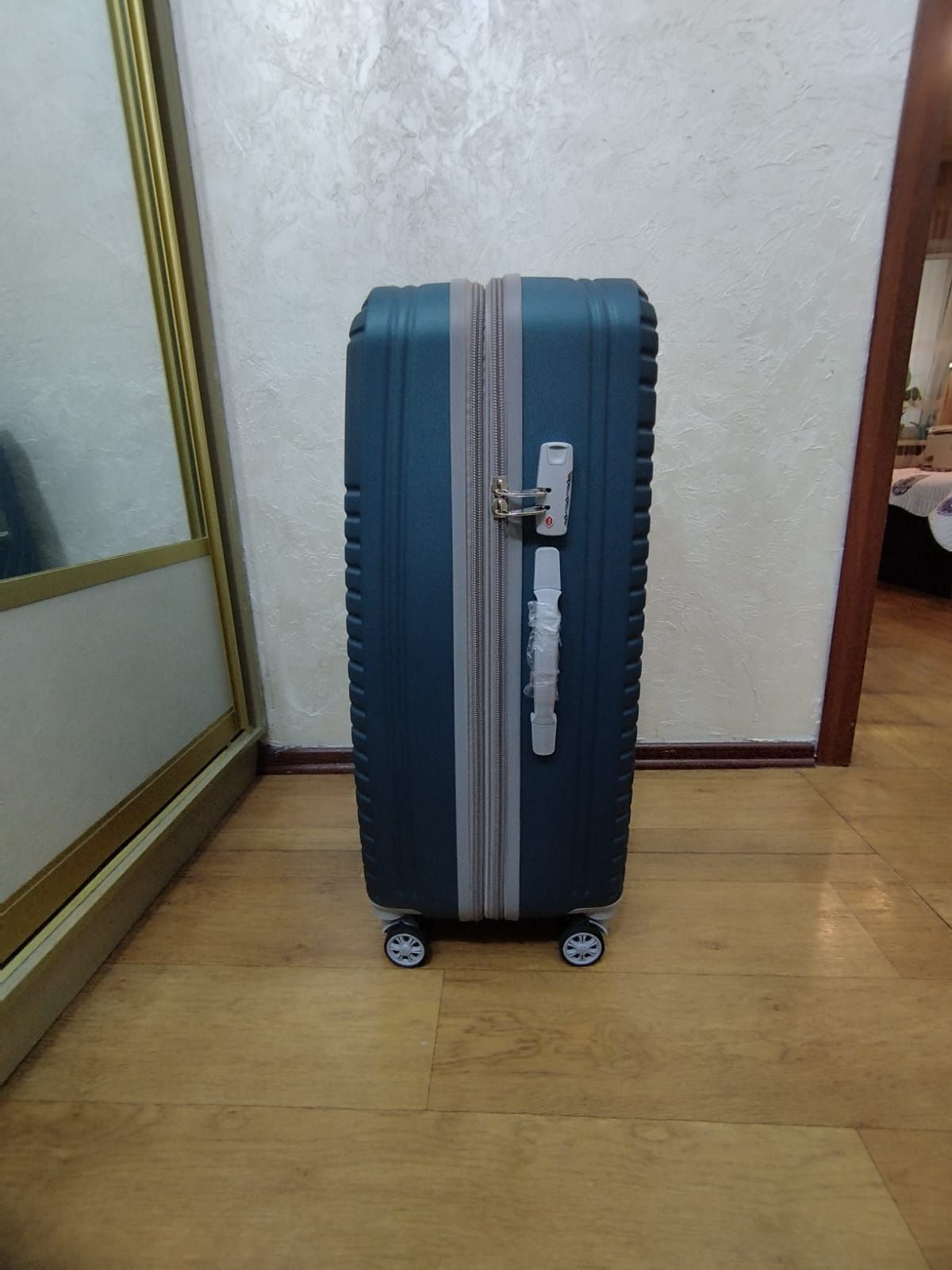 Большой чемодан новый