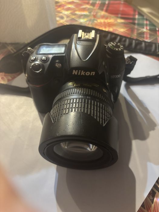 Nikon D7000 + Obiectiv 18-105