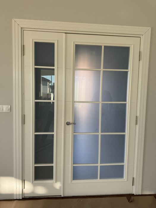 Портал с две крила MDF бял с витраж мат