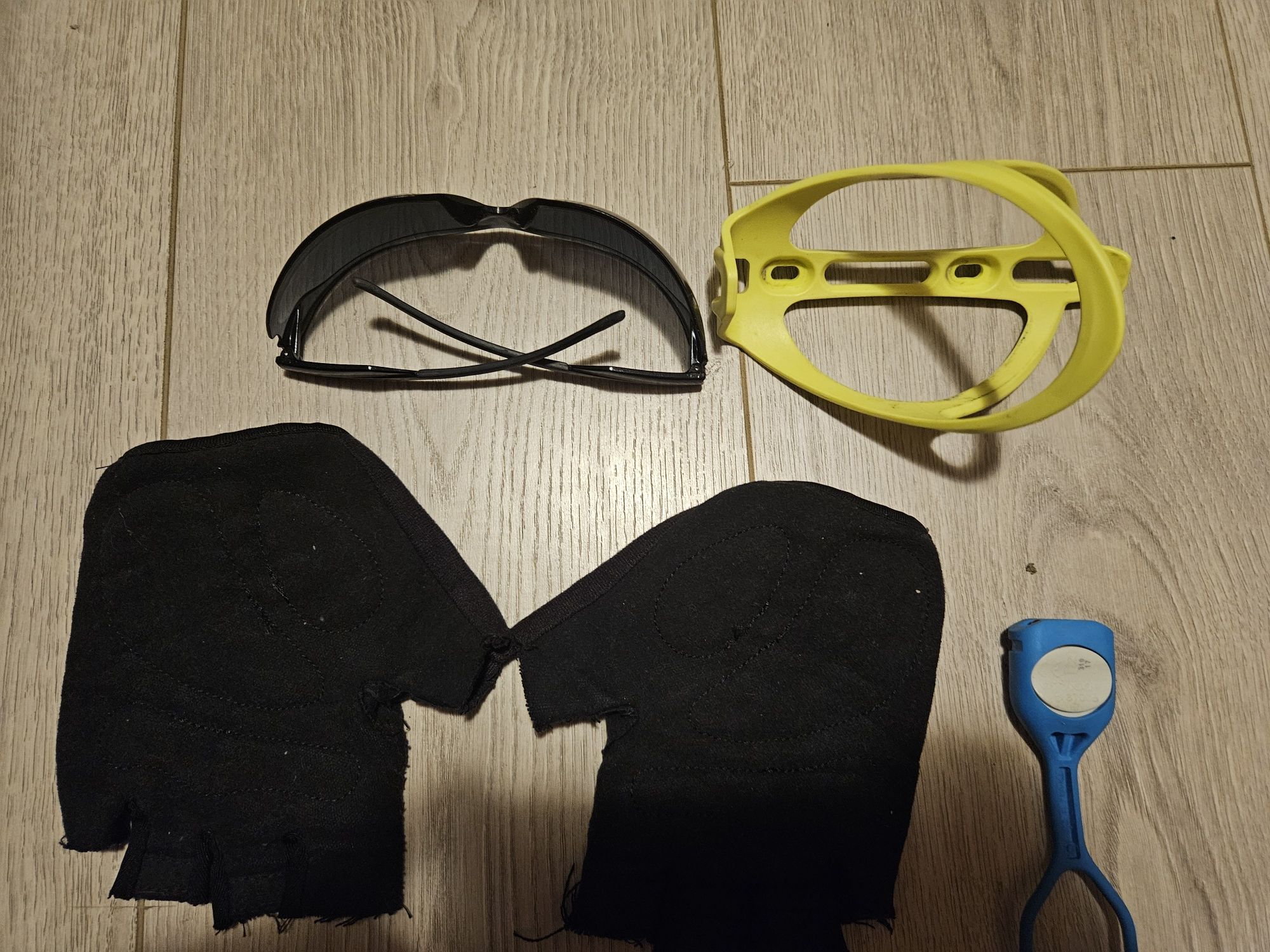 Set accesorii bicicleta:lumina spate, suport bidon, ochelari, manusi