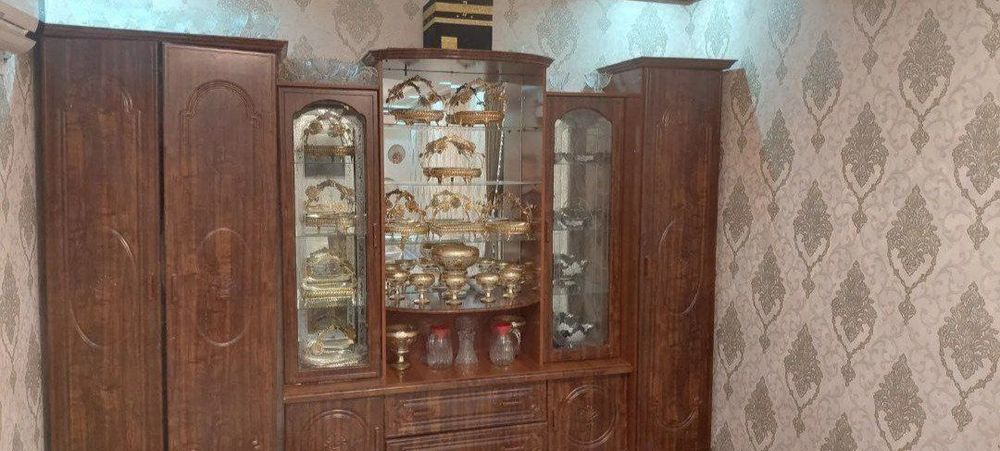 Stenka sotiladi shkafi ham bor