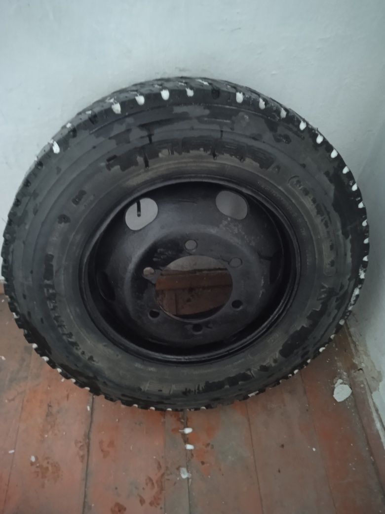 Резина зимняя n+s продам запаску на  814 мерс 17'5 .