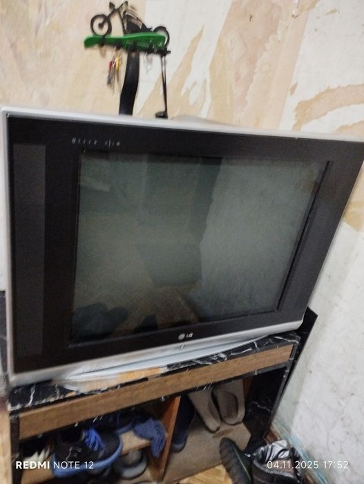 Отдам даром телевизор 72 диагональ в рабочем состоянии выкидывать жалк