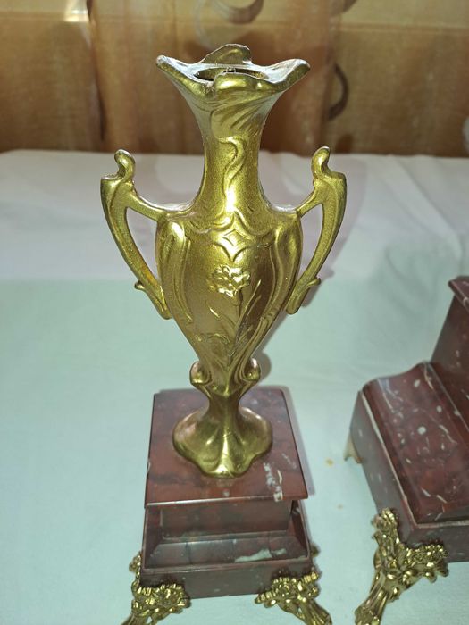 ceas de semineu bronz dore si marmura rosie