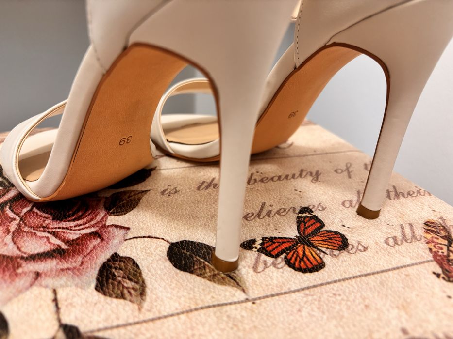 Sandale albe de piele 39