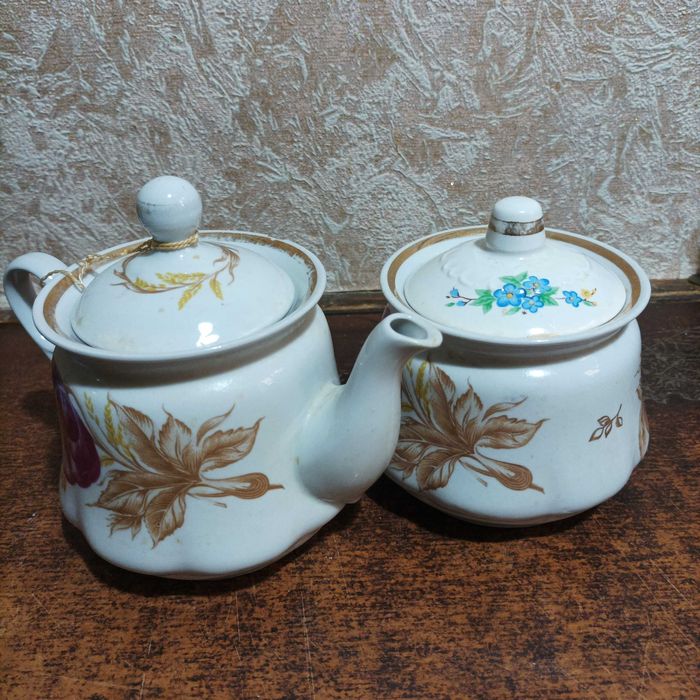 чайники разные и сахарница