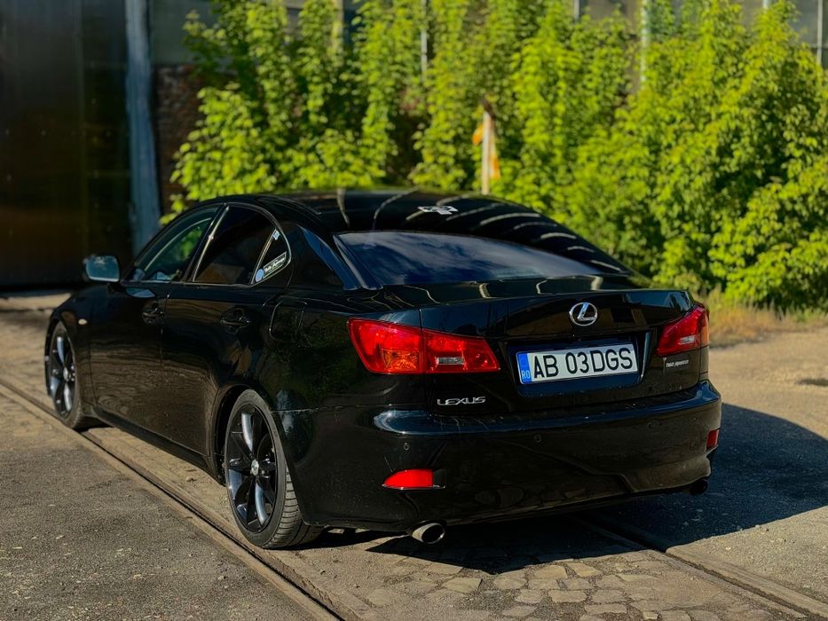 Vând Lexus IS220D