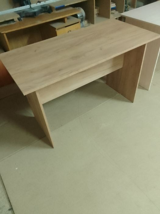 Столы кухонные цвет дуб крафт золото и дуб молочный.