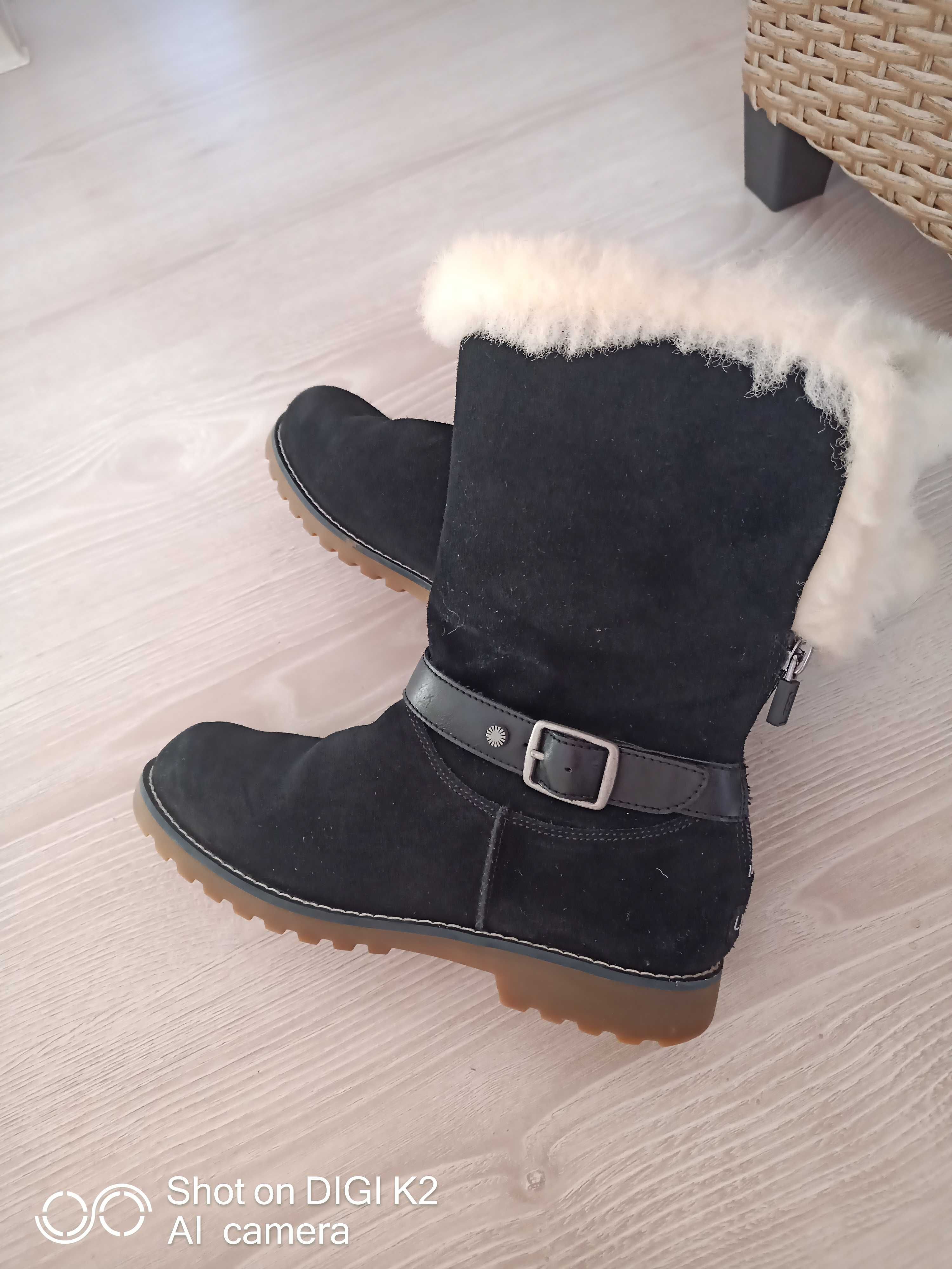 Vând UGG originale