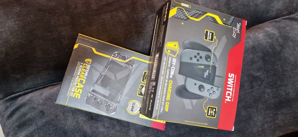 Set Nintendo Switch Joy-Con Charging Grip + carcasa protectie