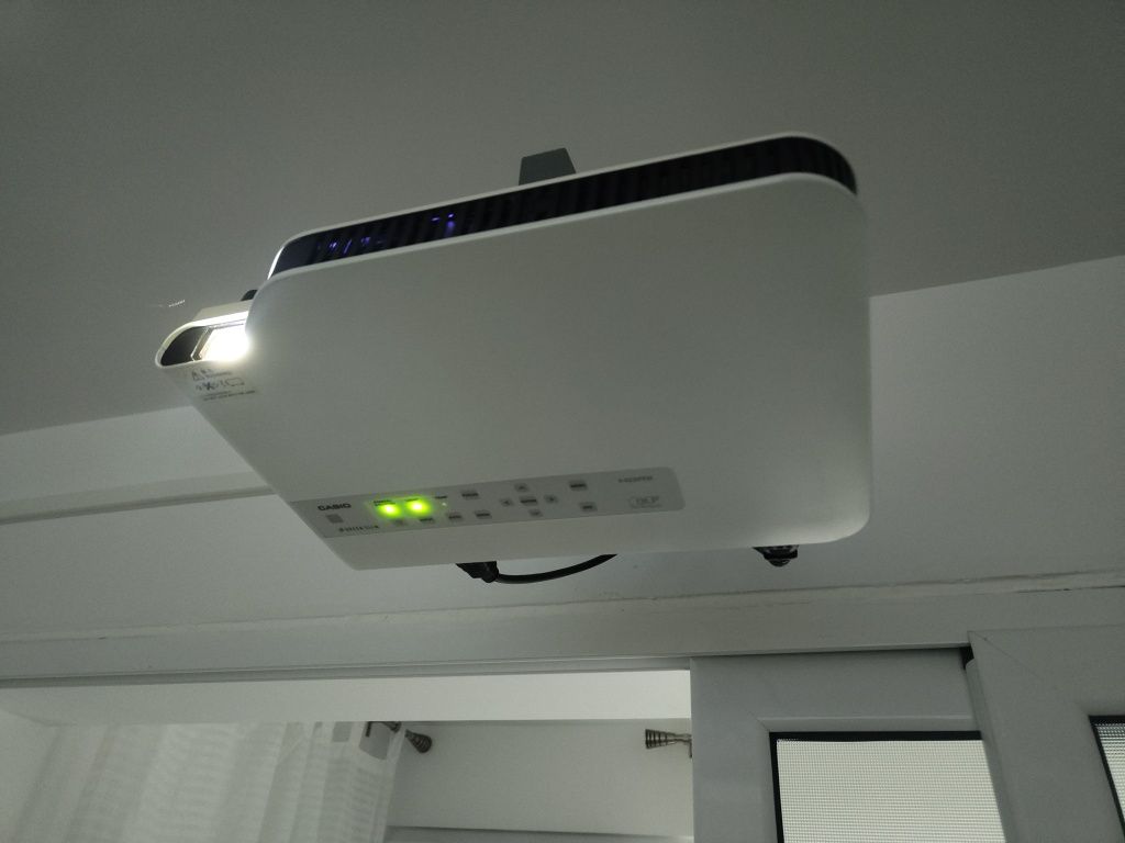 Home cinema/ Video proiector  Casio - laser lamp free