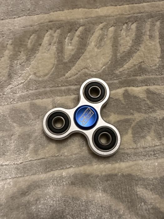 Fidget spinner argintiu