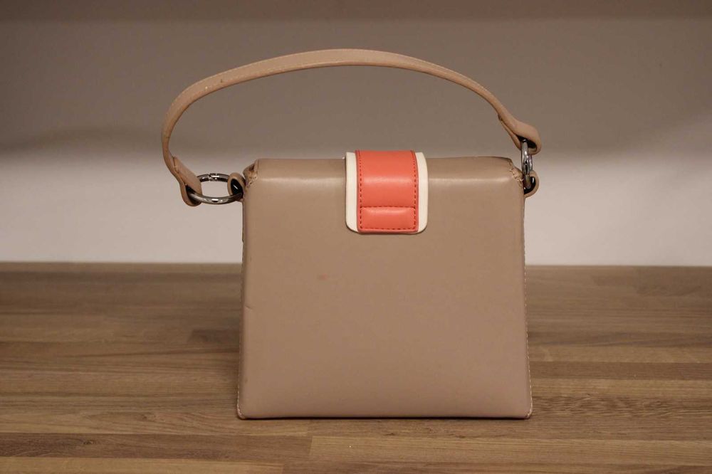 Малка, функционална чантичка