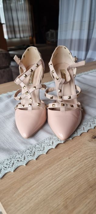Vând pantofi stiletto