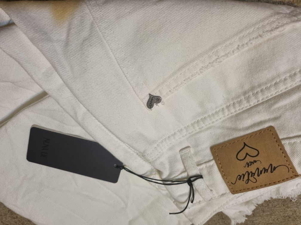 Pantaloni albi noi