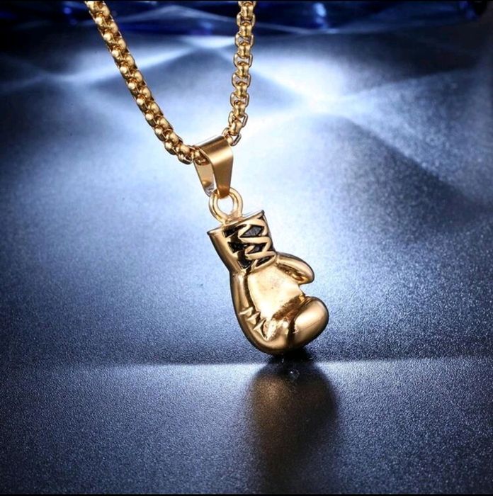 Colier cu forma unei mănuși de box.