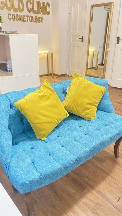 Мебель для гостиной или в офис . Диван с двумя стулями