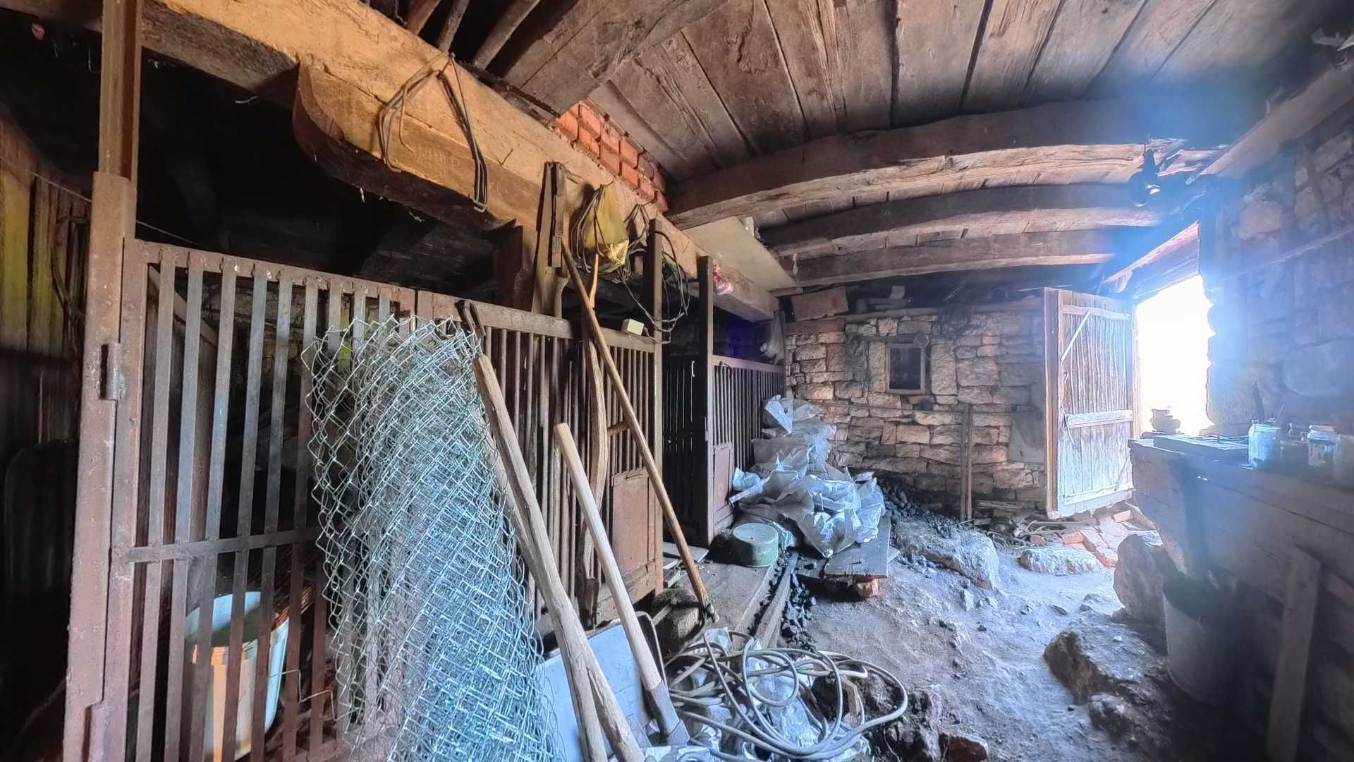 Къща в село Побит Камък с голям двор в добро състояние