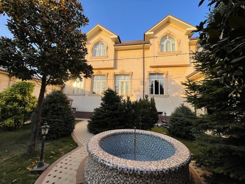 Прекрасеный 3 уровенный дом для ваши семьи построено на 6 соток участк