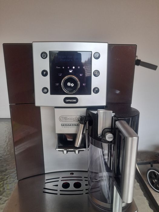 Vând expresor de cafea marca Delonghi Perfecta Cappuccino