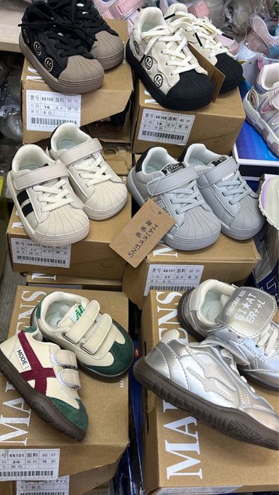 Продам новые кроссовки детские