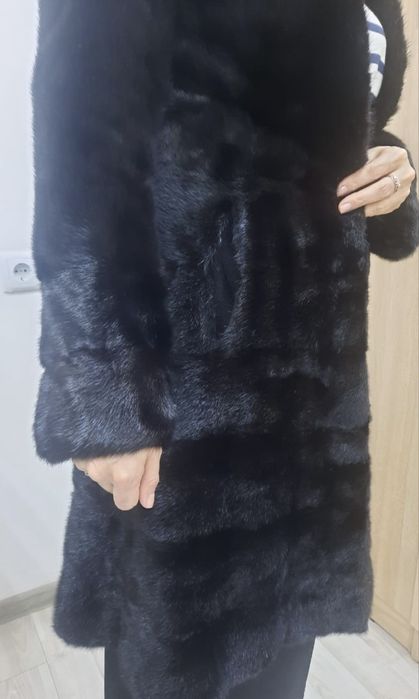 продам норковую шубу с капюшоном,цвет черный,размер 44