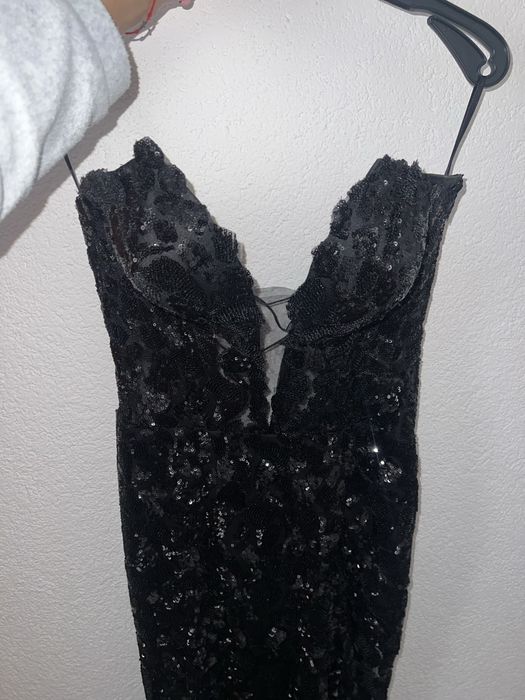 Дълга черна бална рокля с пайети
