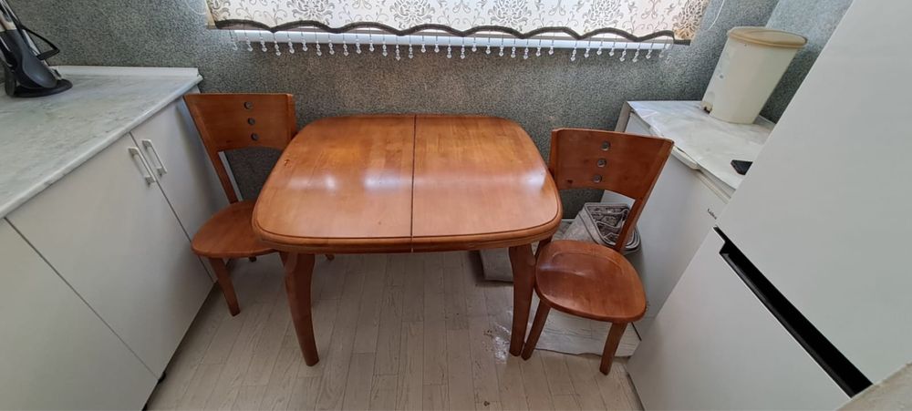 Продам стол и стулья 4 шт. Цвет коричневый дуб,в хорошем состоянии