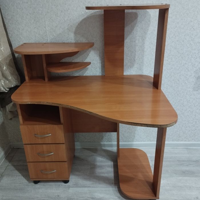Продам компьютерный стол