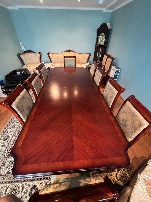 Продаётся стол со стульями из красного дерева