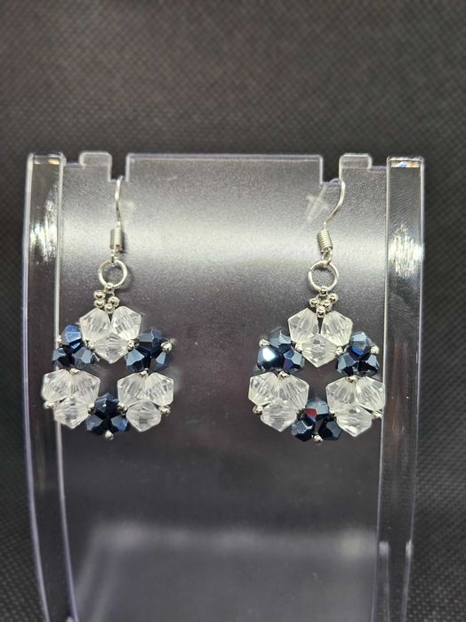 Продавам ръчно изработени бижута от мъниста