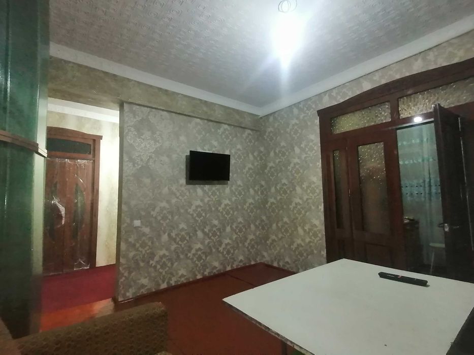 Ховли уй сотилади. 8 сотих, 8 хона.