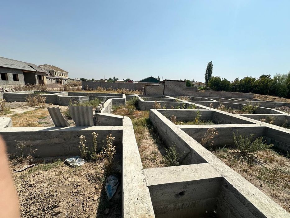 Uchaska yer sotiladi 8 sotik 14 ta hona 3ta sanuzelga moljallangan
