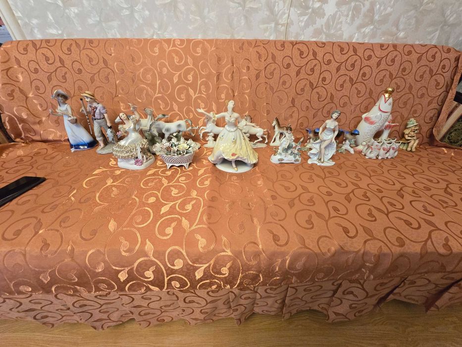 Bibelouri comuniste de vanzare