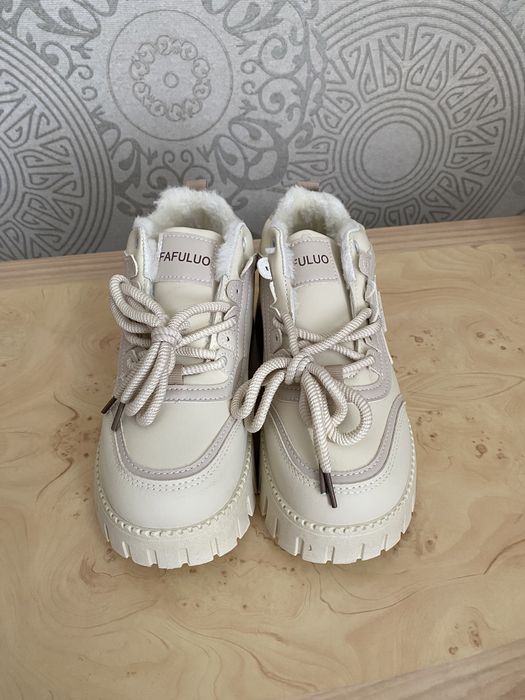 Зимние женские крассовки