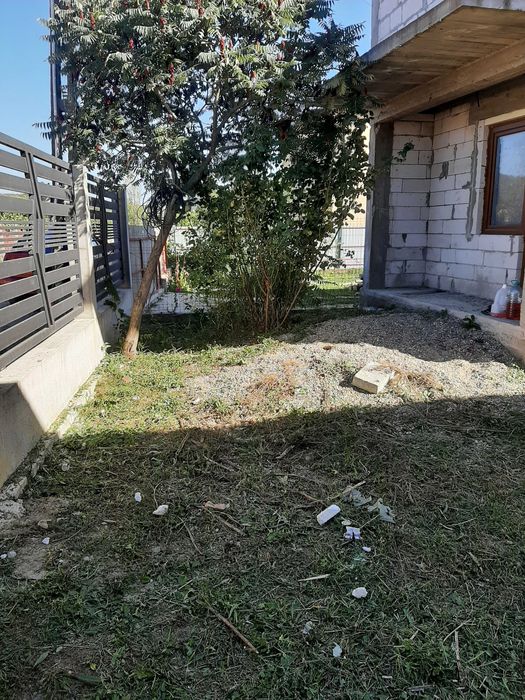 Casa la rosu cu etaj