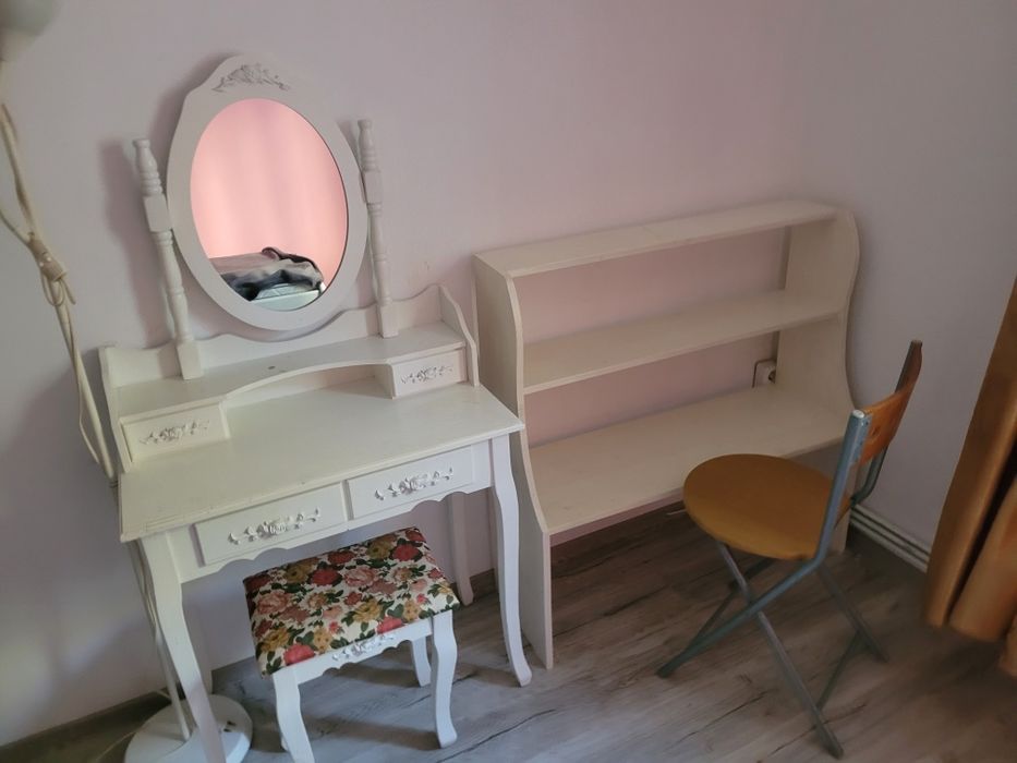 Măsuță make-up de culoare alba