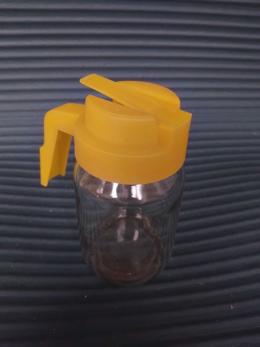 Буркан с дръжка и дозатор за мед или др.