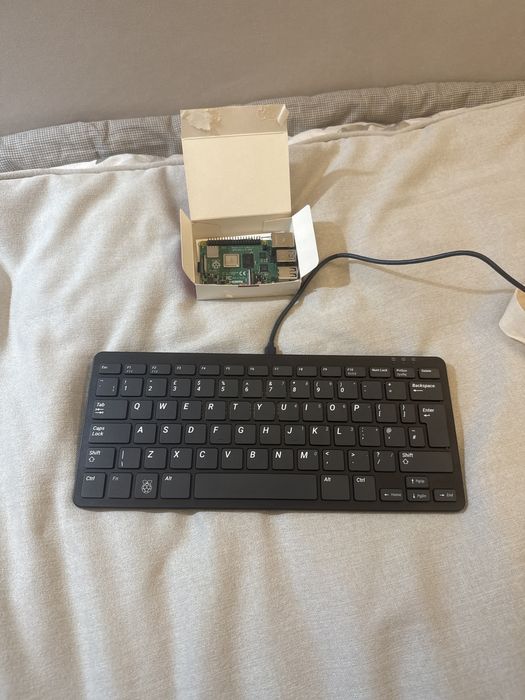 Raspberry pi 4 model B + беспоатное клавиатура raspberry pi