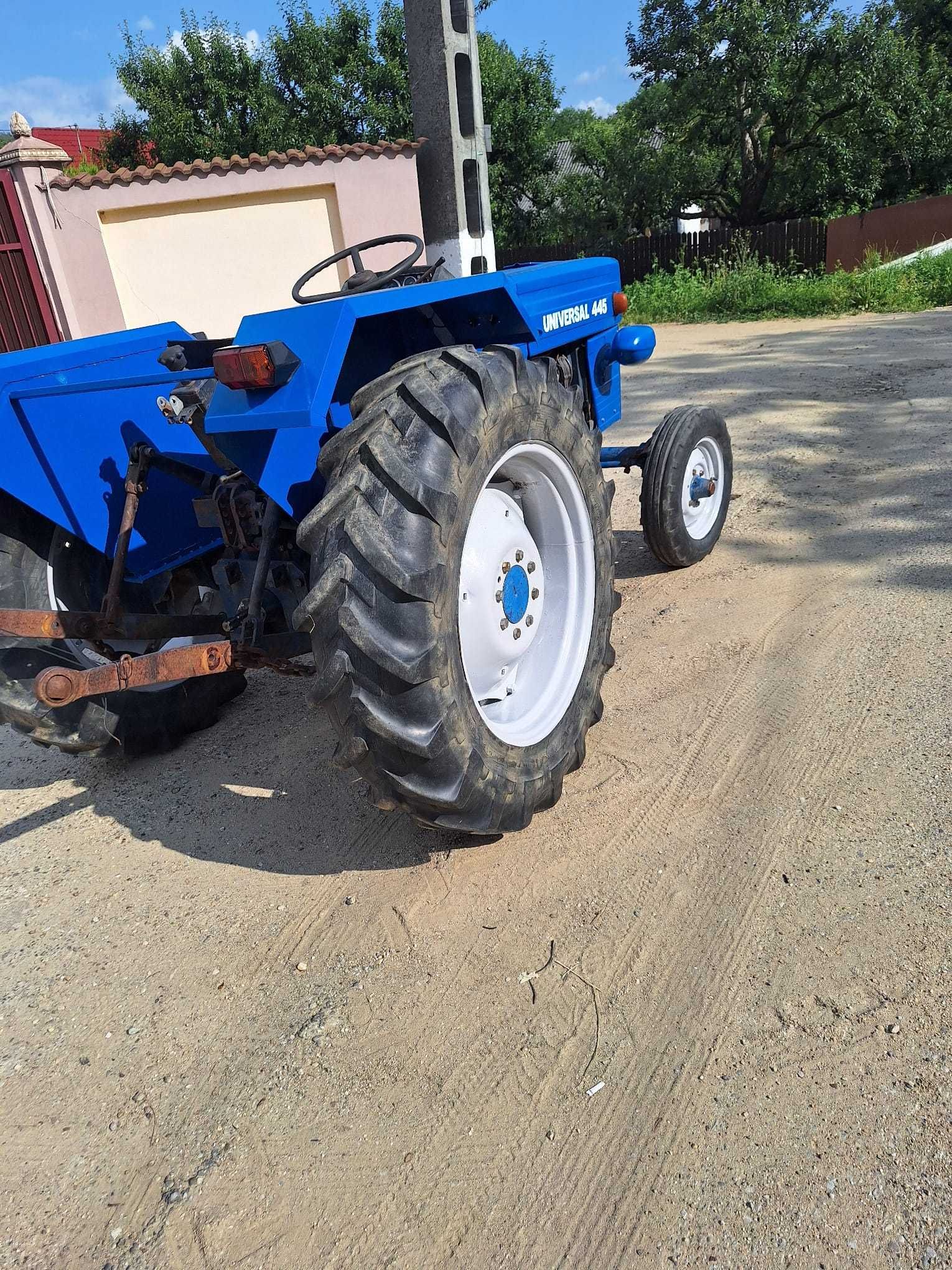 Tractor Universal 445, cutie de viteze cu 2 manete