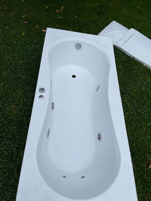 Vând cada cu jacuzzi